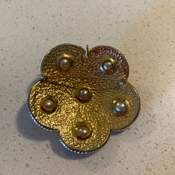 Brooch in gold tone with pearls shaped like a poppy. Can be worn as a necklace - Picture 10 of 10